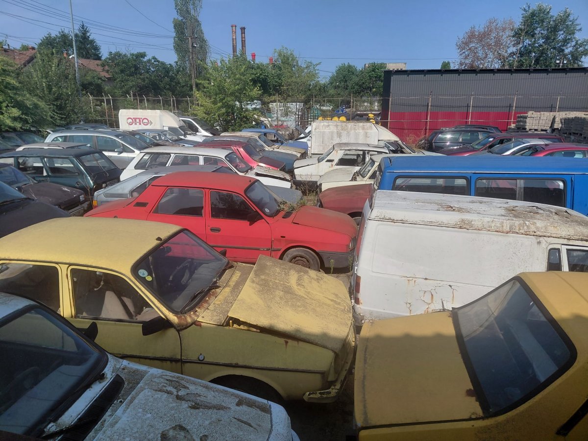 Mașinile abandonate – vândute de Primărie la fier vechi