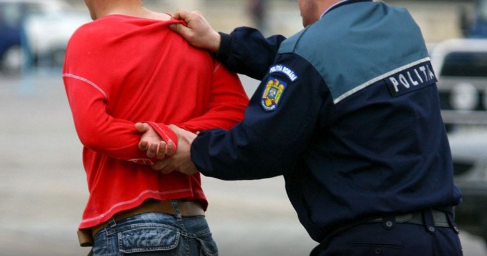Lovitură de noapte: tânăr de 26 de ani prins după ce a furat bunuri și carduri bancare pe care le-a folosit să cumpere băutură și țigări