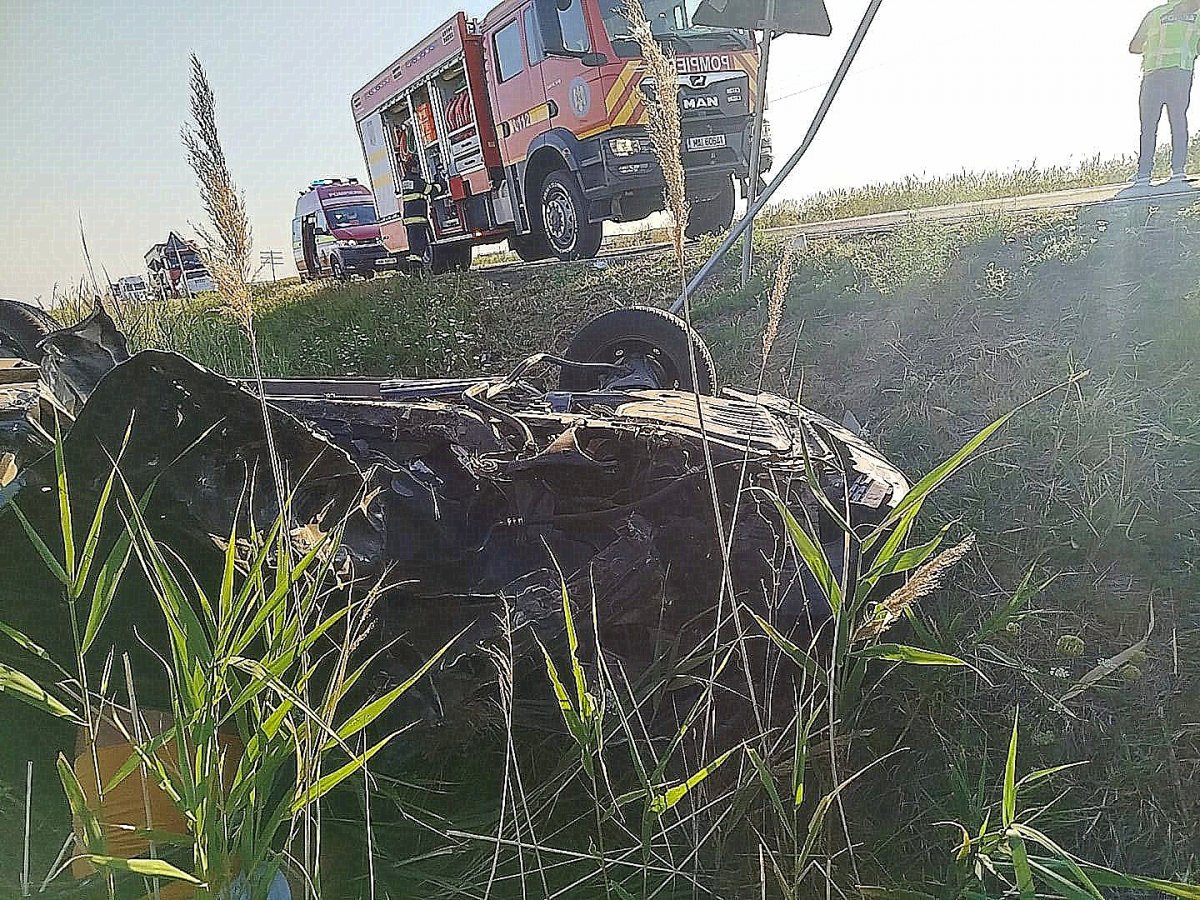  Accident rutier două autoturisme intre localitatile Nădab și Șimand (Foto)