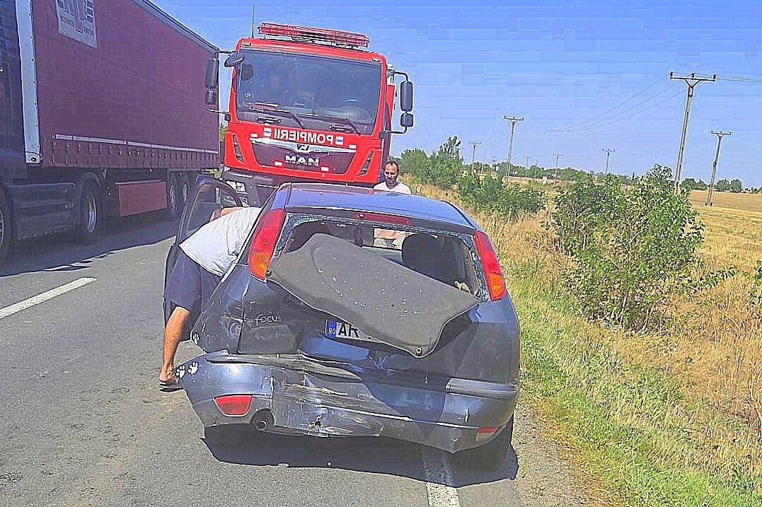  Tamponare între trei autoturisme si un camion pe Drumul Național 79