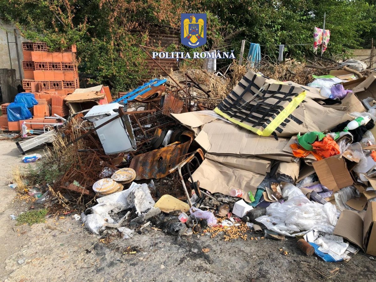 Poliția descoperă munți de deșeuri și uleiuri toxice îngropate în pământ la o balastieră din Frumușeni (FOTO)