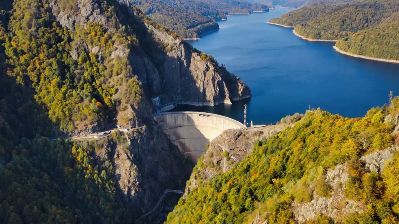 Miturile despre golirea Lacului Vidraru, demontate: Nu există aur în namol, nici ruine secrete