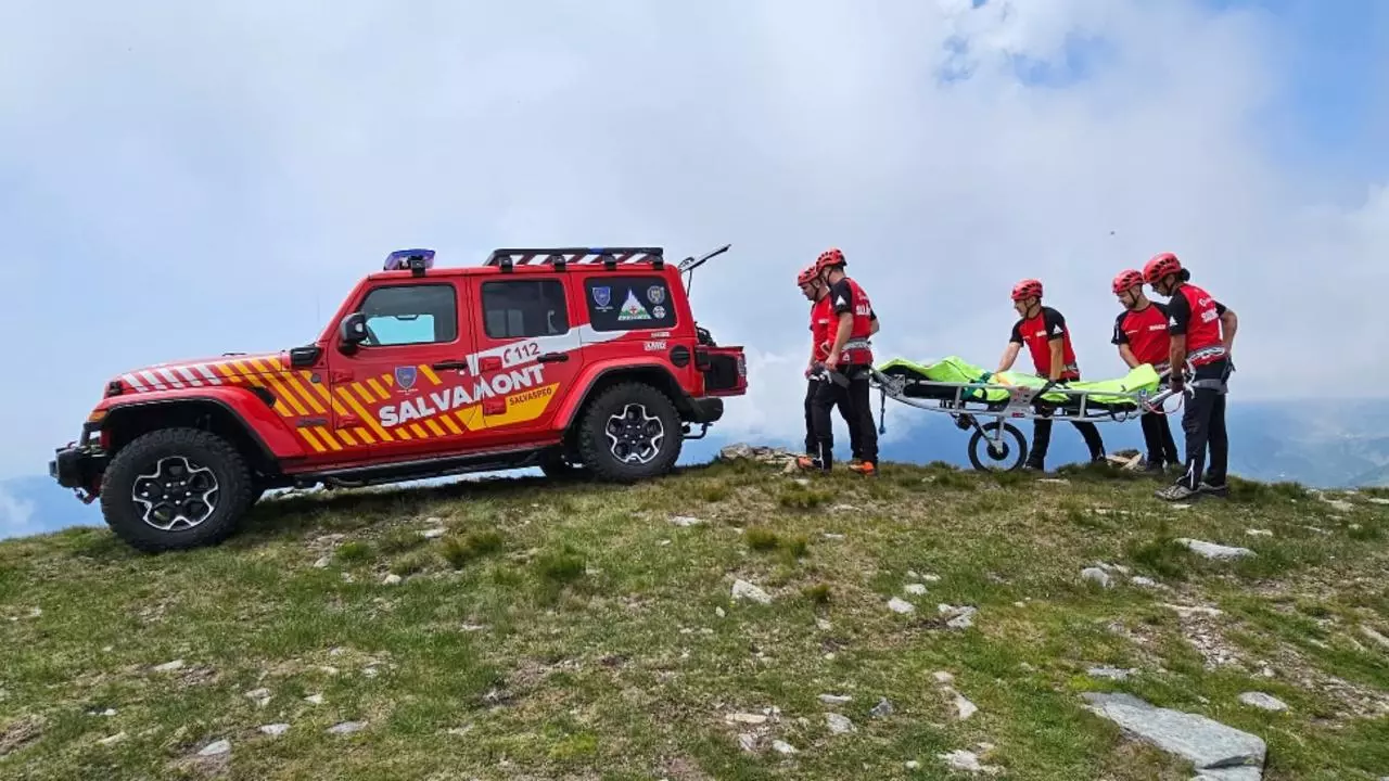 Accident grav pe Transfăgărășan. O mașină a căzut 50 de metri în prăpastie. Patru persoane au decedat