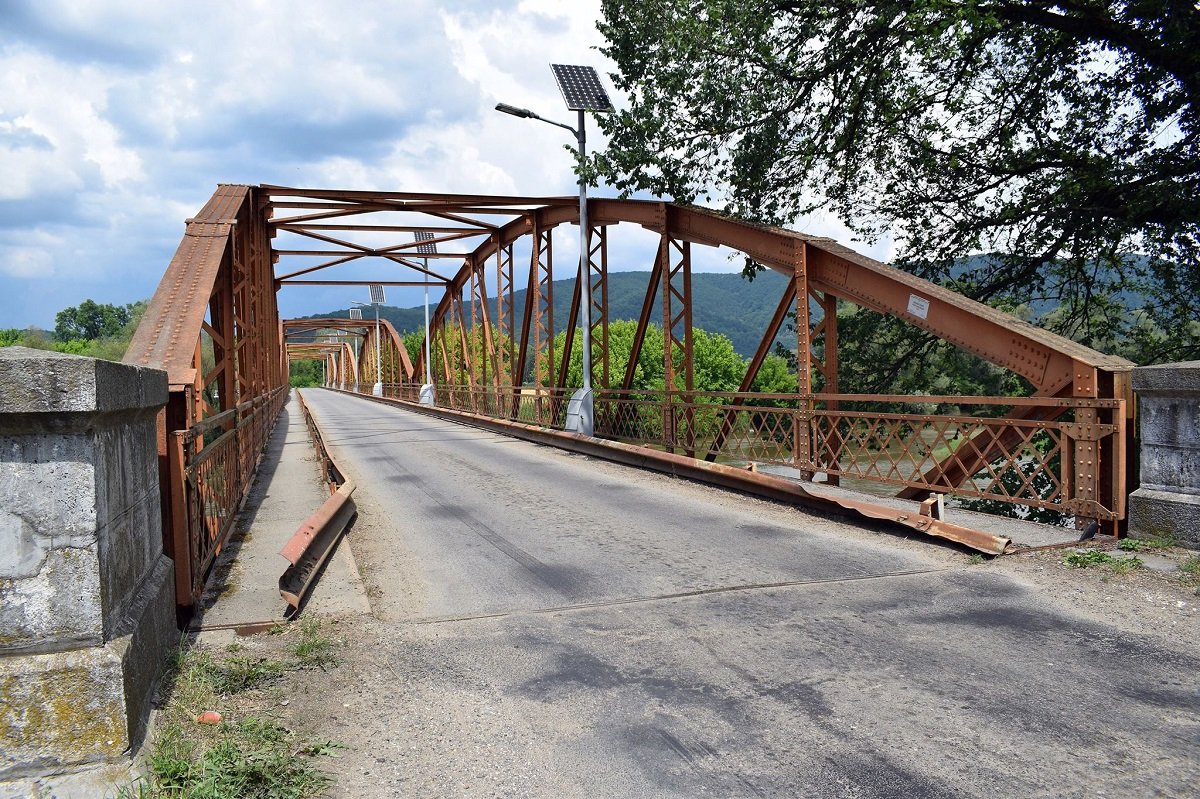 Restricții de tonaj la traversarea podului peste Mureș din localitatea Săvârșin