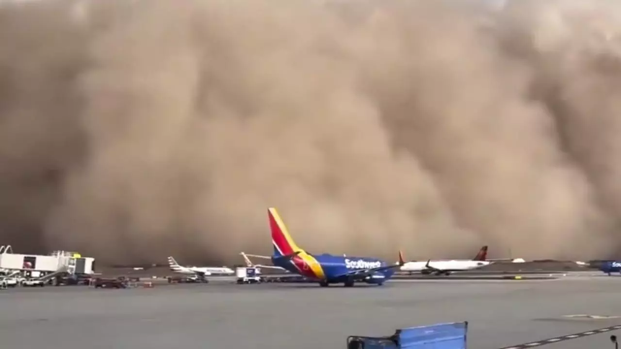 Oraşul Phoenix din Arizona, lovit de o furtună masivă de nisip! Circulația rutieră și zborurile, puternic afectate: pene de curent pe scară largă
