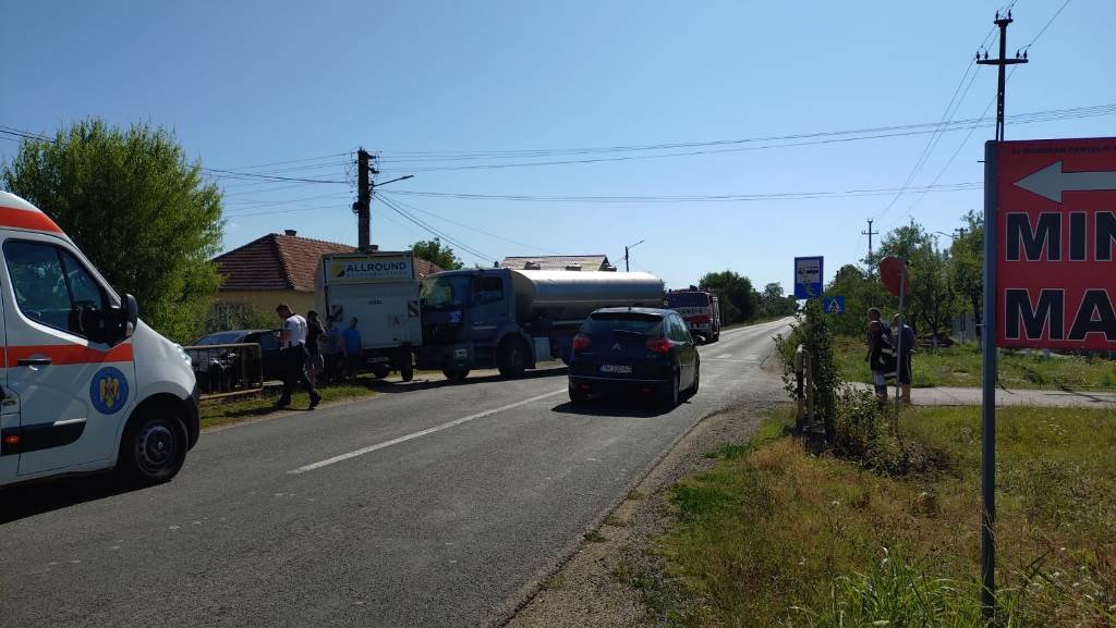 Tamponare în lanț la Frumușeni: trei mașini implicate, un bărbat rănit