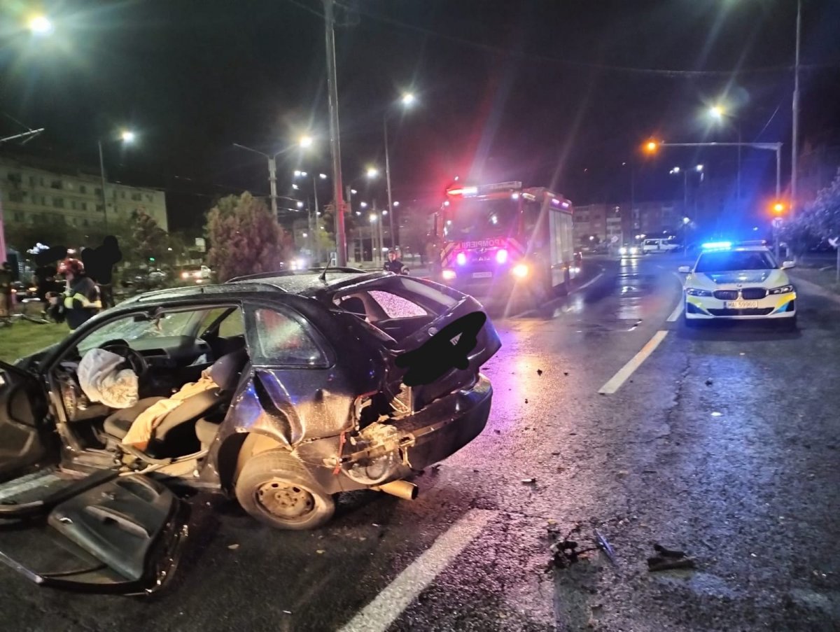 Accident cu autoturism și doi răniți în zona Gării CFR
