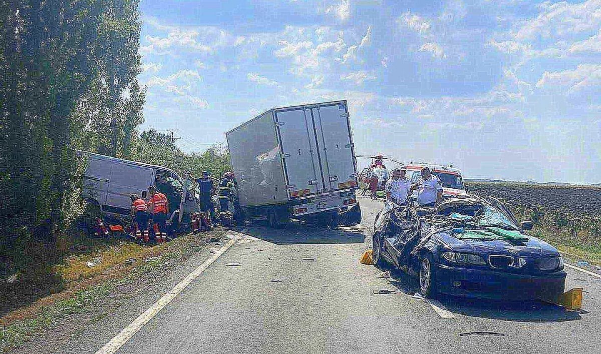 Accident rutier în care au fost implicate trei autoturisme în apropierea localității Șimand. Un bărbat de 45 de ani a decedat în urma impactului