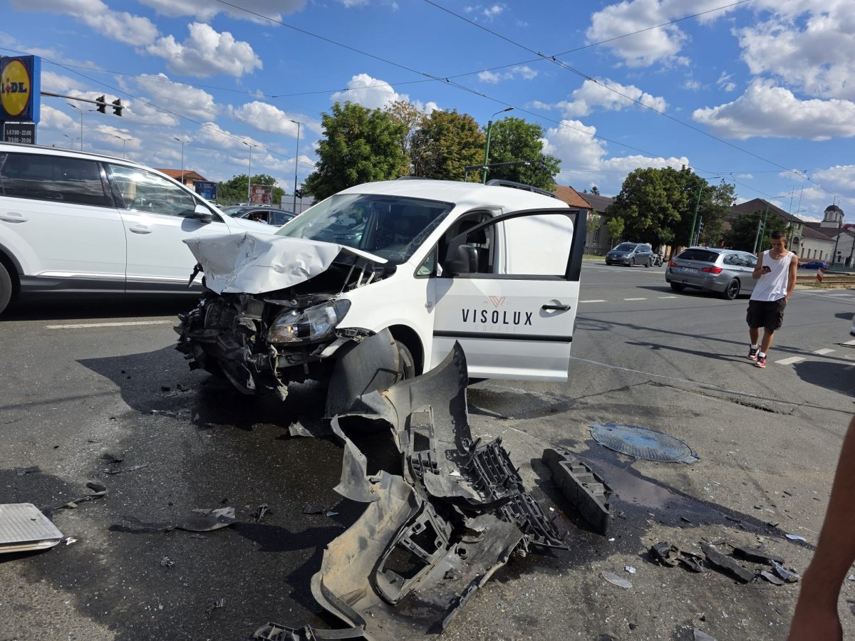 Tamponare cu două autoturisme în Aradul Nou (Foto)
