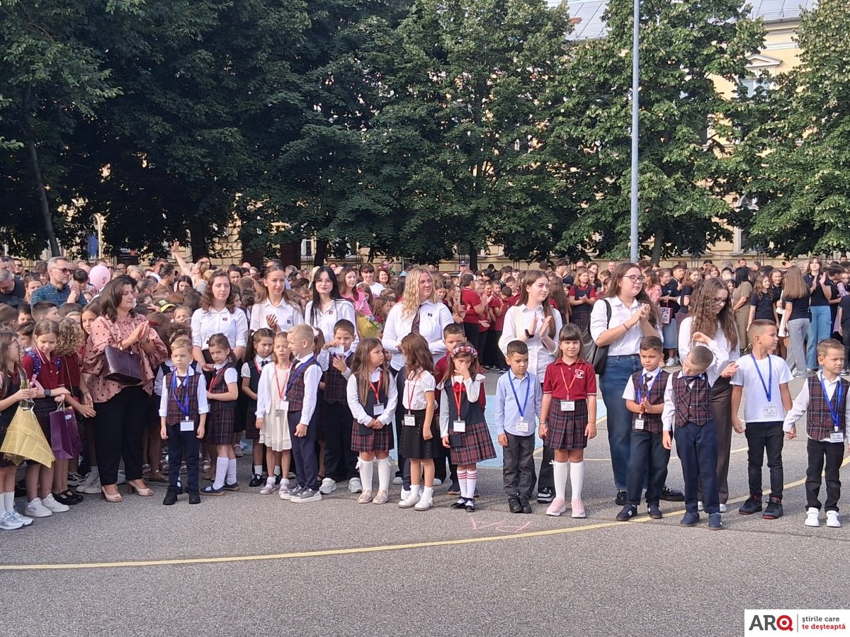 Prima zi de școală: festivitate de deschidere organizată de dragul copiilor care pășesc pentru prima dată în clase (FOTO)