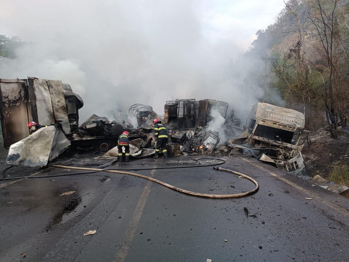 Incendiu izbucnit la un autotren pe DN7 între localitățile Vărădia de Mureș și Săvârșin