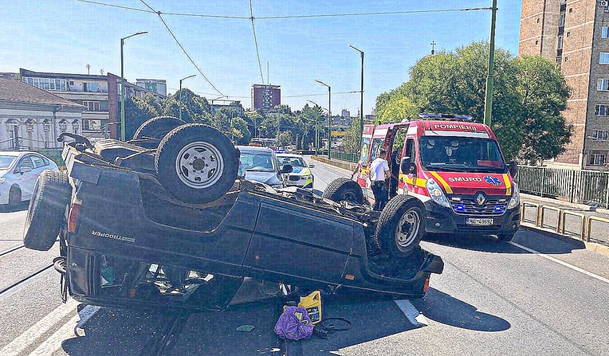  Autoturism răsturnat pe partea carosabilă pe str. Petru Rareș