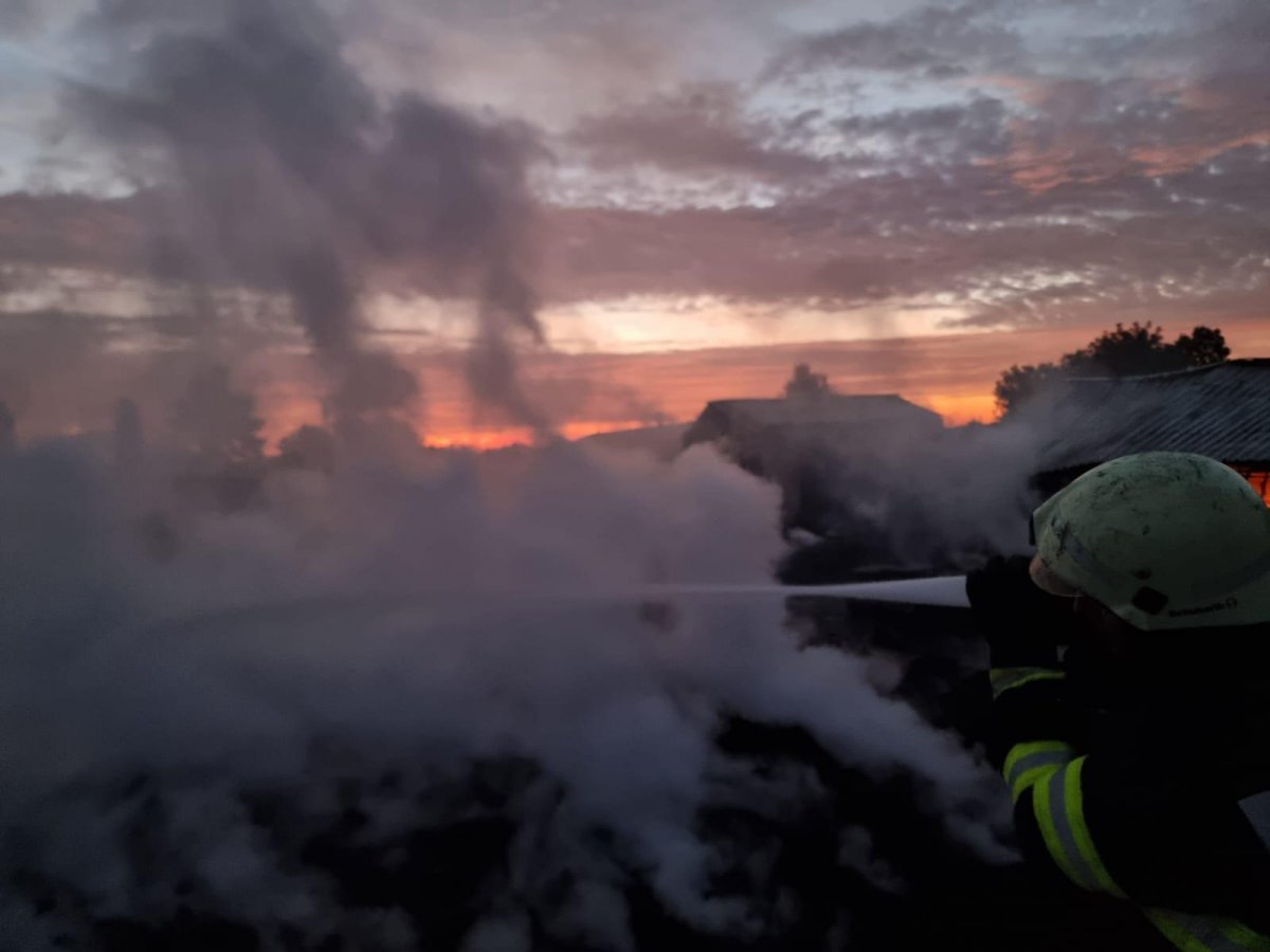 Stingerea unui incendiu izbucnit în incinta unei societăți comerciale din localitatea Iratoșu