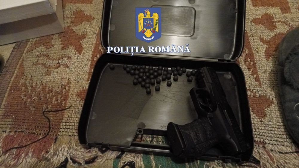 Descinderi în forță ale polițiștilor arădeni în Bihor: geamuri sparte și stradă terorizată; pericolul vine din județul vecin (FOTO)