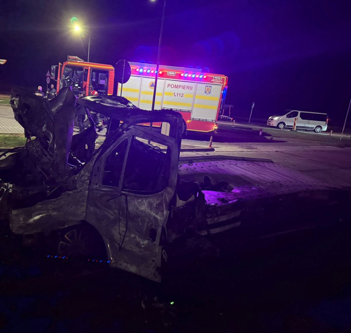 Stingerea unui incendiu izbucnit la o camionetă pe autostrada A1 în apropierea localității Pecica