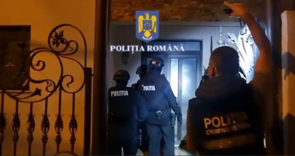  Teroare nocturnă în Arad: geamuri sparte, marmură distrusă și... arest preventiv