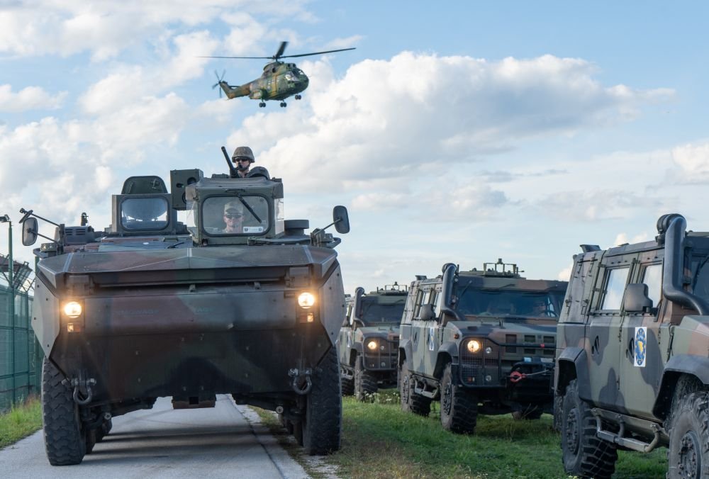  Guvernul vrea rezerviști tineri: stagiul militar voluntar, pe masa Parlamentului