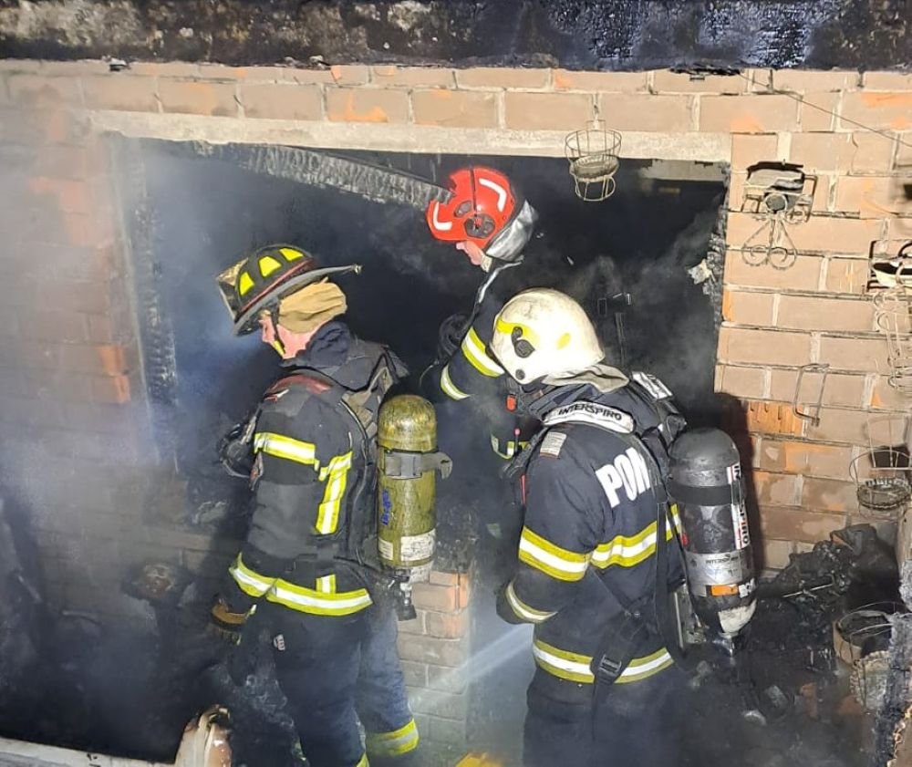 Incendiu violent la etajul 9 al unui bloc din Vlaicu: trei victime dintre care una INCONȘTIENTĂ și 25 de persoane evacuate (FOTO)