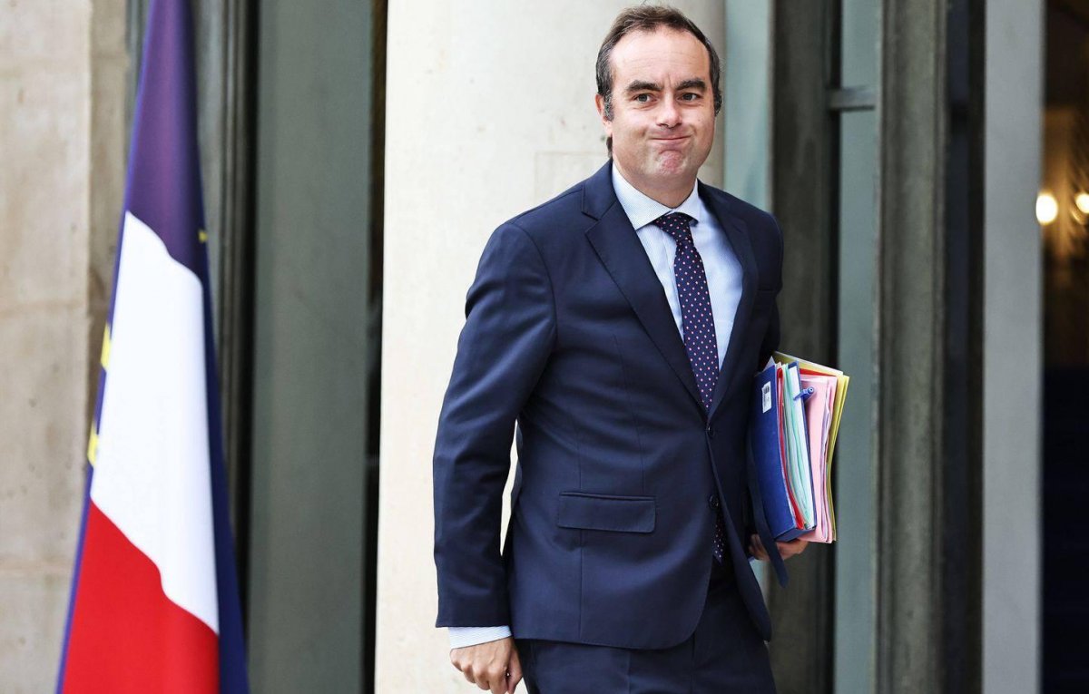 Criză politică profundă în Franța: premierul demisionează la doar câteva ore după prezentarea Guvernului; se cere și demisia președintelui Macron