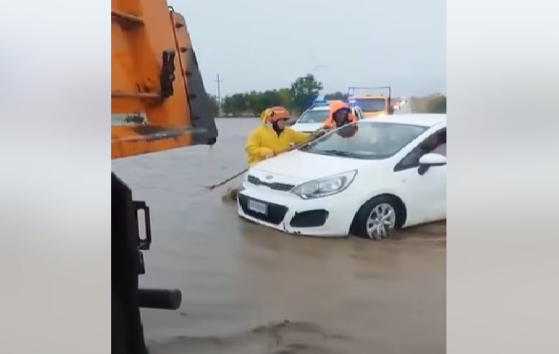 Cod roșu de vreme rea: Ciclonul Barbara vine cu inundații și închide școli