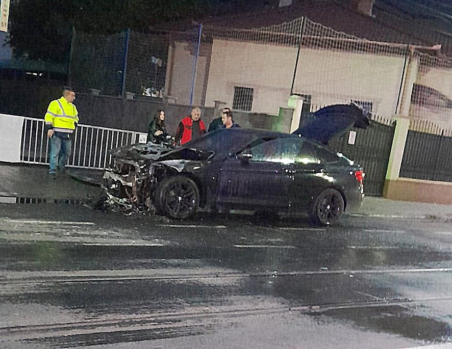 Incendiu izbucnit la un BMW pe strada Cocorilor