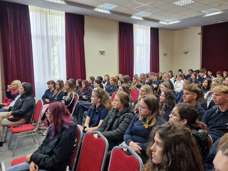 Experiențele Erasmus+ prind glas: Elevii Colegiului Național „Preparandia Dimitrie-Țichindeal” își inspiră colegii mai tineri (FOTO)