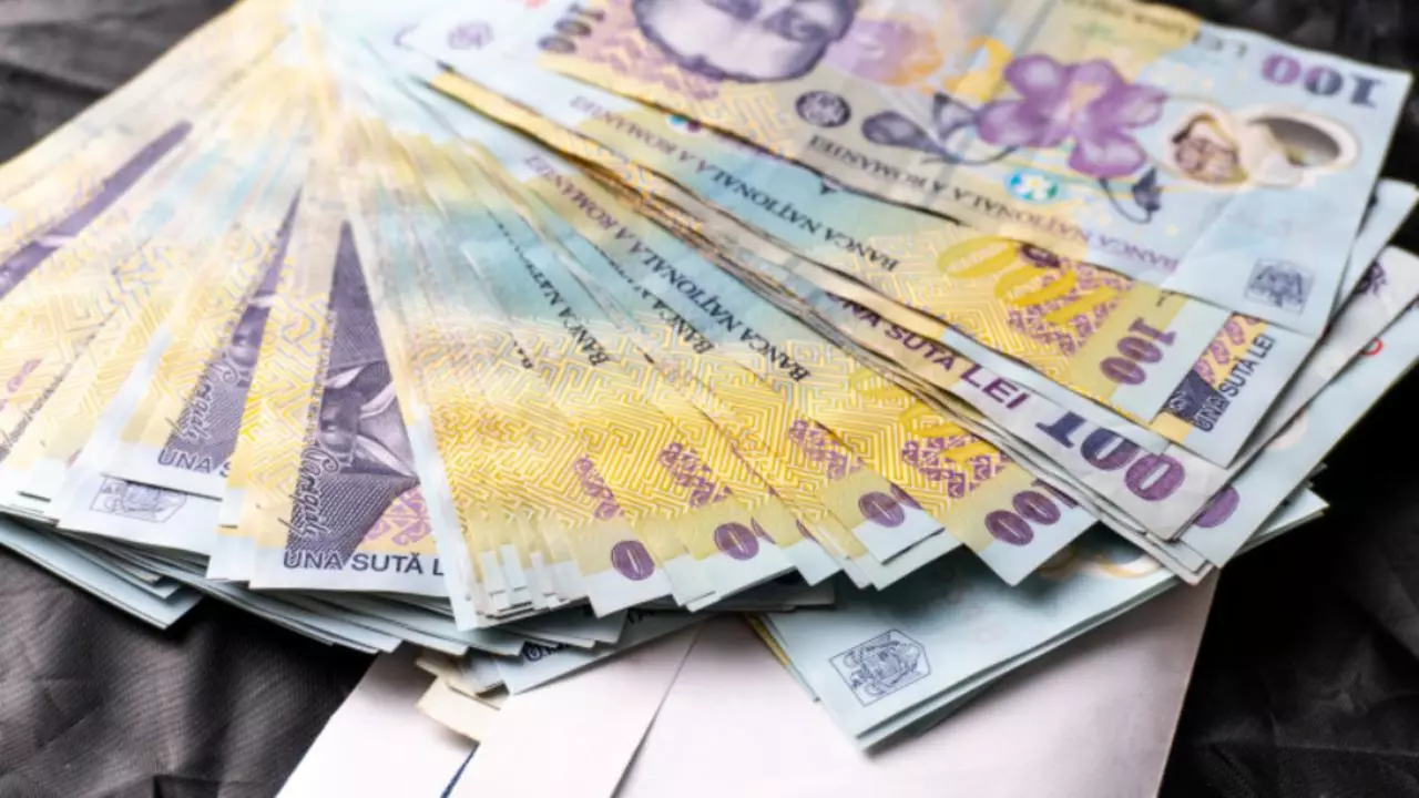 Salariul minim, în focul negocierilor: trei scenarii pe masă, patronatele cer înghețarea veniturilor