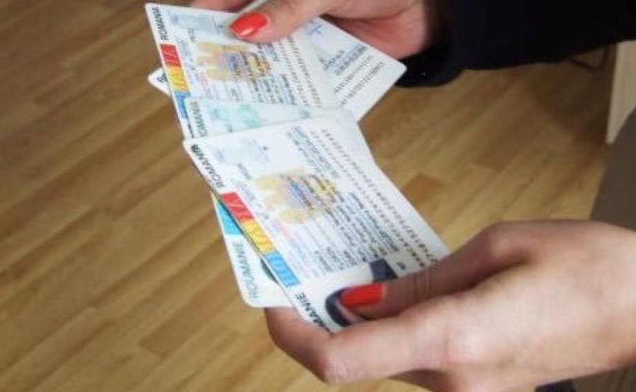 Arădenii pot opta pentru carte de identitate simplă sau electronică