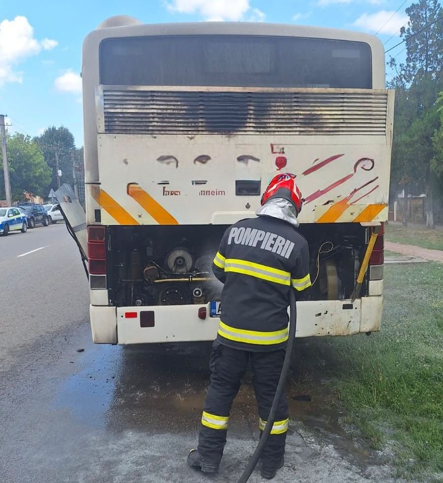 Incendiu izbucnit la un autobuz în orașul Chișineu-Criș