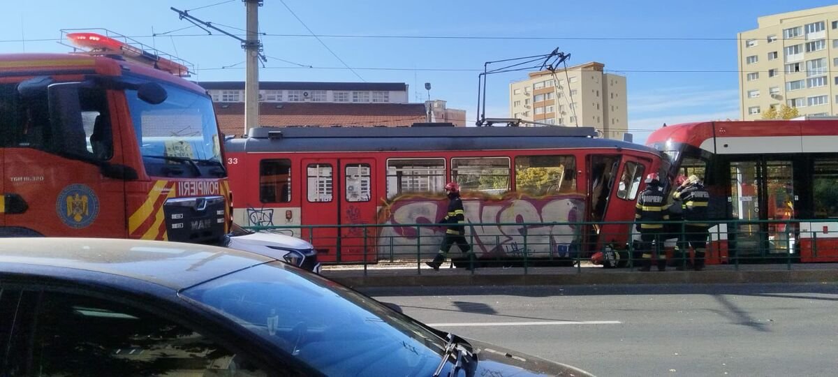 Coliziune în lanț: două tramvaie, un autoturism și 7 VICTIME; unul dintre tramvaie a plecat în oraș fără vatman (FOTO)