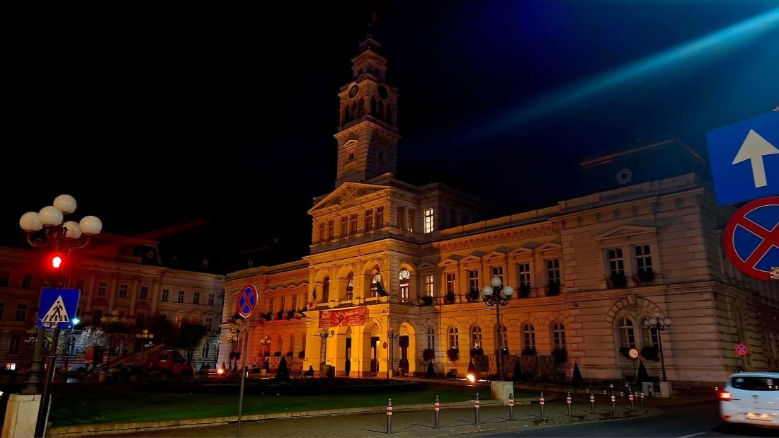 Primăria Arad, în roşu și galben, de Ziua Mondială a Luptei Împotriva Poliomielitei