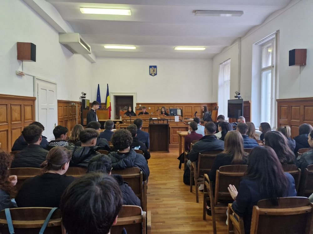 Tribunalul Arad împreună cu Judecătoria Arad au organizat, vineri, „Ziua Porţilor Deschise”, cu prilejul Zilei Europene a Justiţiei Civile