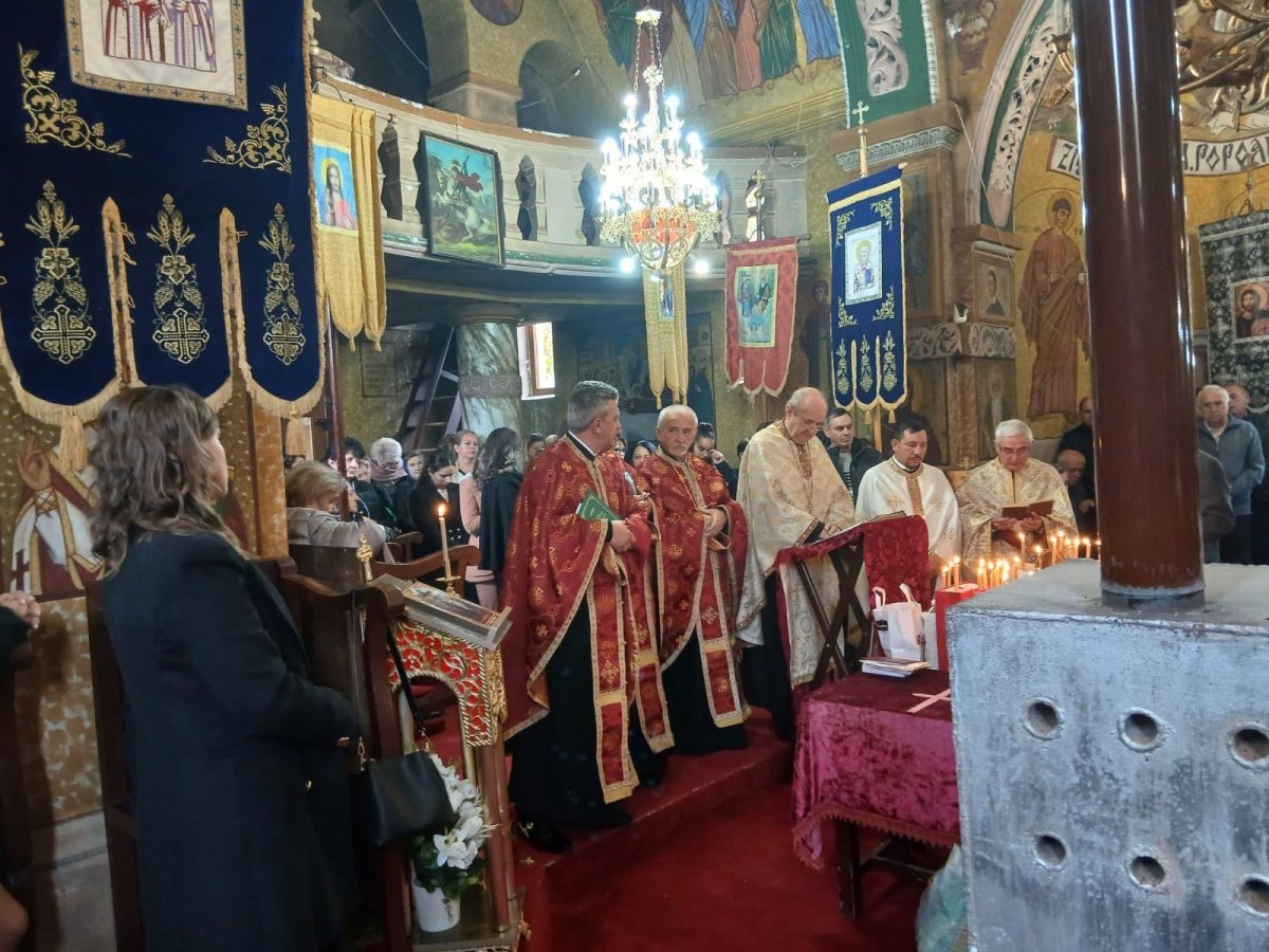 Hram cu lumină și comuniune la biserica din Milova (FOTO)
