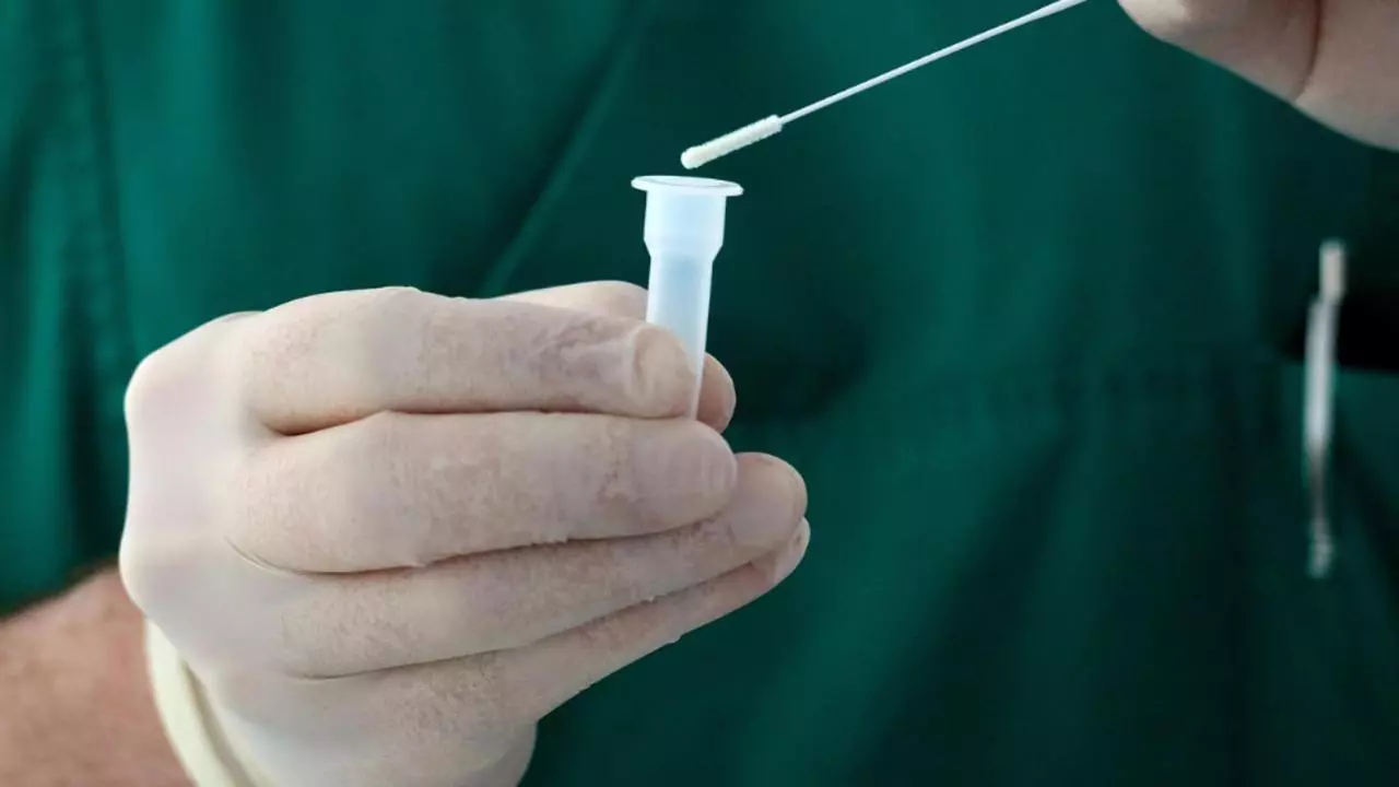 „Varianta Frankenstein”, tulpina de COVID-19 care domină acum în Germania. Ce spun experții despre simptome și riscuri