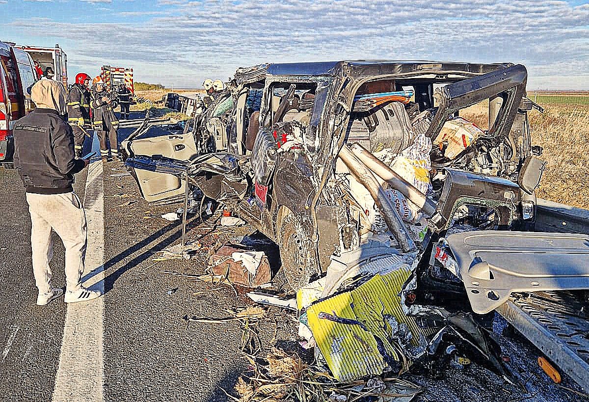 Accident rutier în care au fost implicate un autotren și un microbuz pe Autostrada A1 (Arad - Nădlac) / UPDATE: Ce au aflat până acum polițiștii