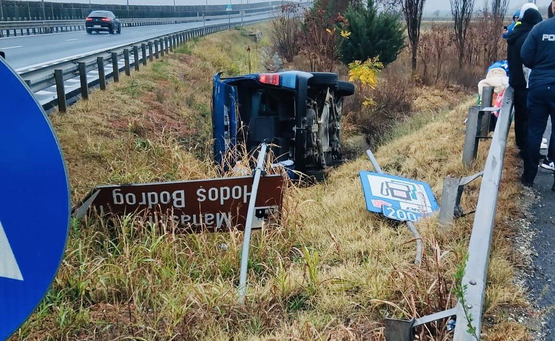 Mașină răsturnată pe breteaua Zădăreni; circulația a fost reluată mai repede decât se estima