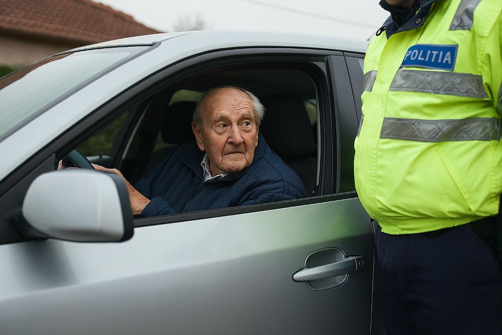 Bunic cool sau recidivist cu acte-n neregulă? Șofer de 79 de ani din Macea, prins din nou la volan fără permis
