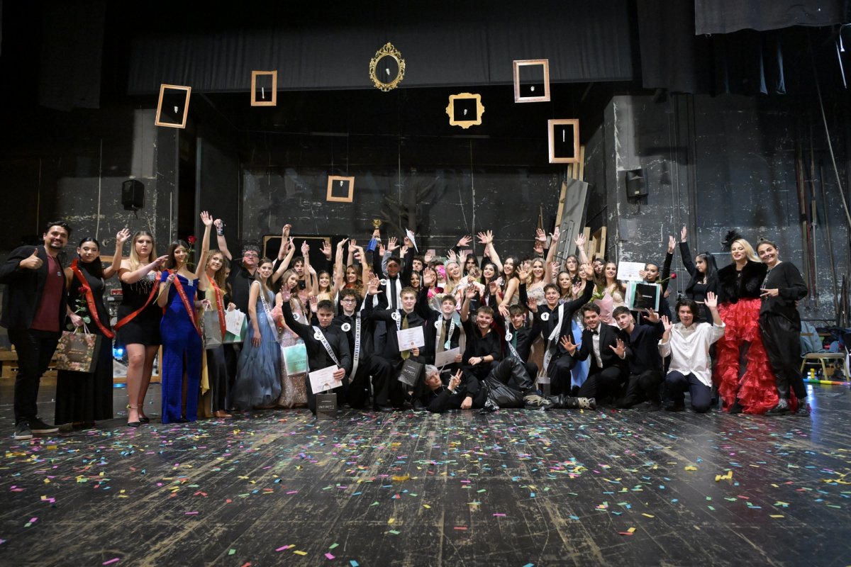 Balul Bobocilor la Colegiul „Moise Nicoară” – „O noapte la muzeu”, o seară în care adolescența a devenit artă