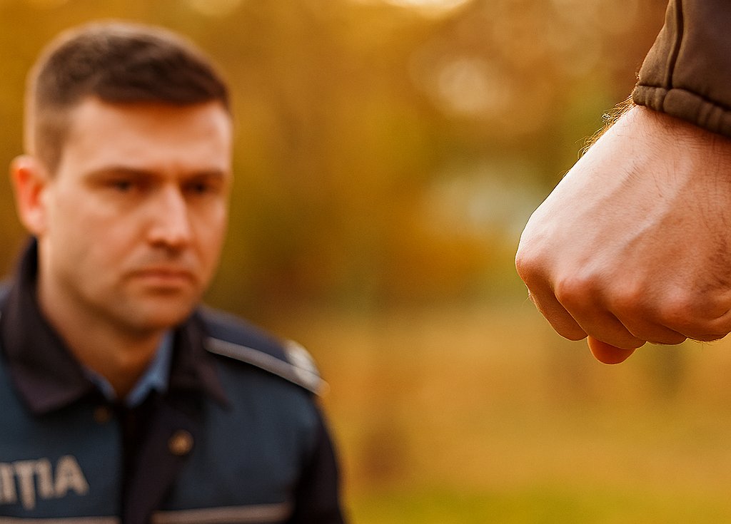 Dragoste cu lovituri la Nădlac: bărbat reținut după ce și-a bătut concubina în plină stradă