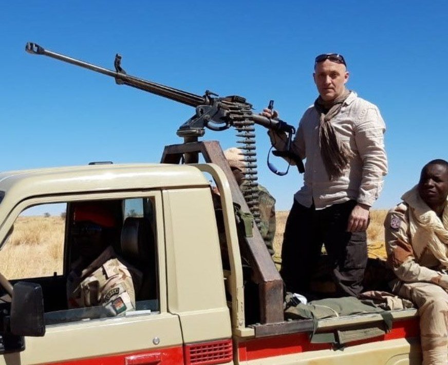 Horațiu Potra, în drum spre arestul Capitalei. A fost reținut în Dubai și vine cu fiul și nepotul