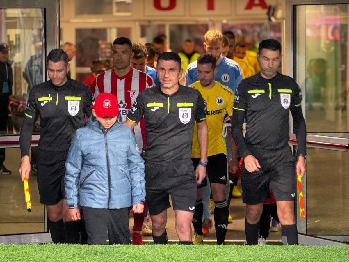 „Hoții! Hoții!“ – reacția suporterilor la adresa arbitrilor din Camera VAR; UTA – U. Cluj 0-2 (FOTO)