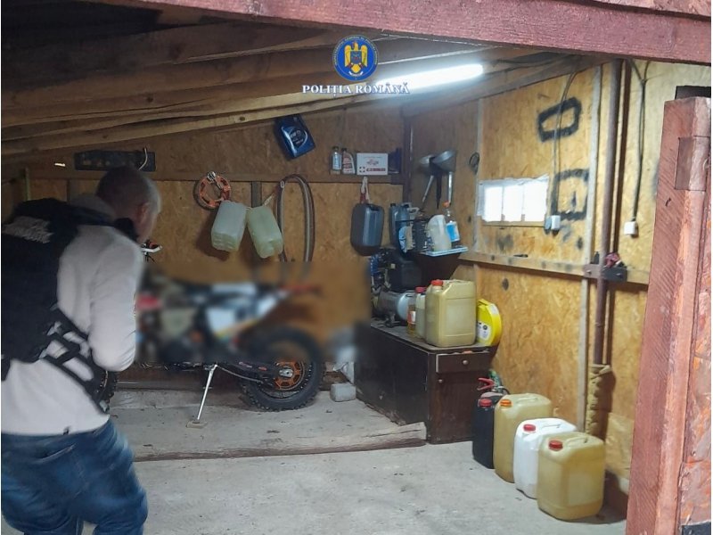 Combustibil fantomă: o rețea de hoți din Arad și Hunedoara a picat în plasa polițiștilor; cât au reușit să fure șoferii (FOTO)