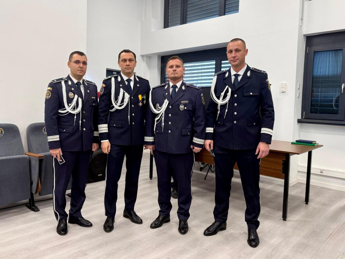 Cine sunt polițiștii avansați anul acesta în grad înainte de termen cu prilejul Zilei Naționale (FOTO)