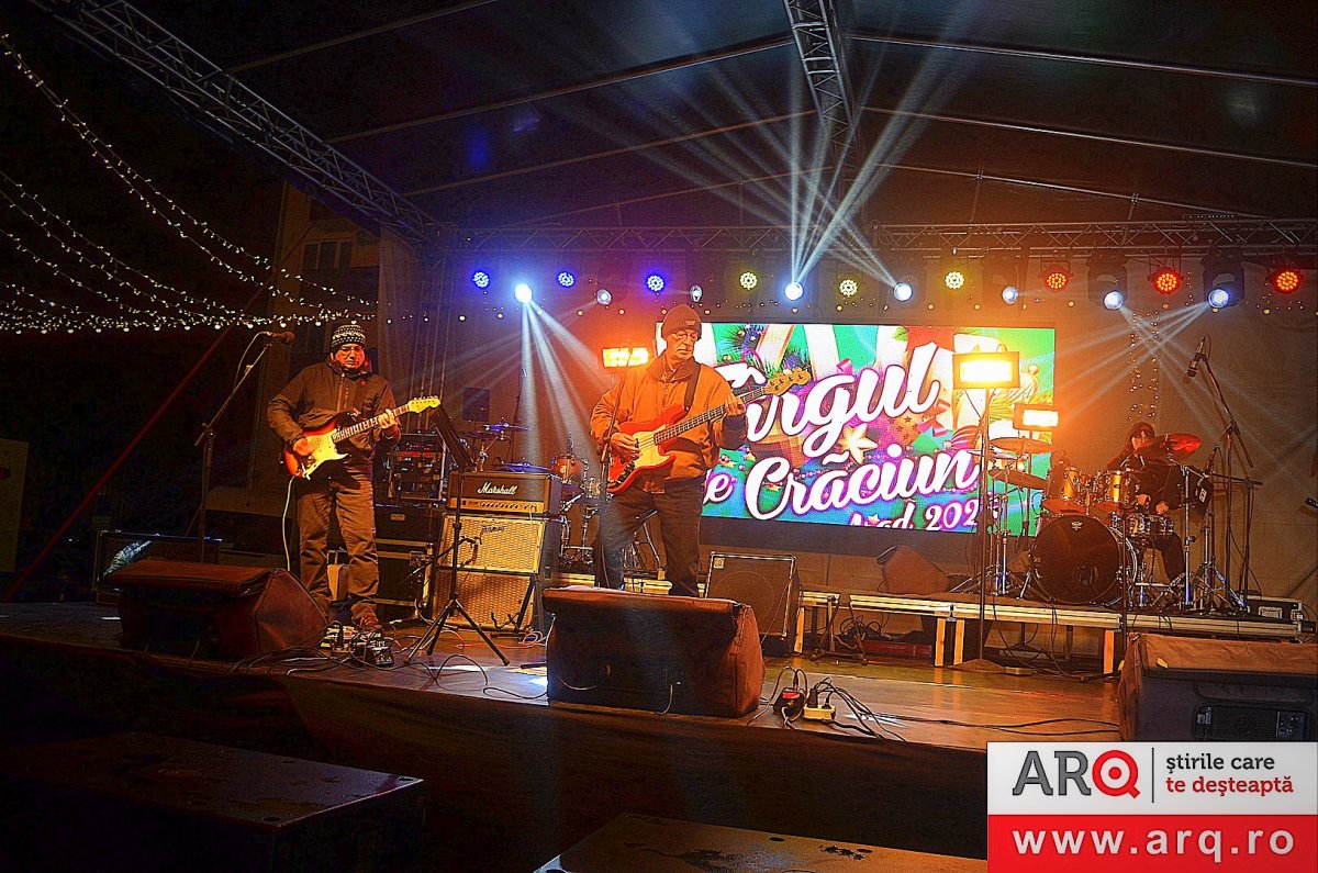 O seară de muzică ușoară în Piața Catedralei – armonii de suflet pentru Ziua Națională