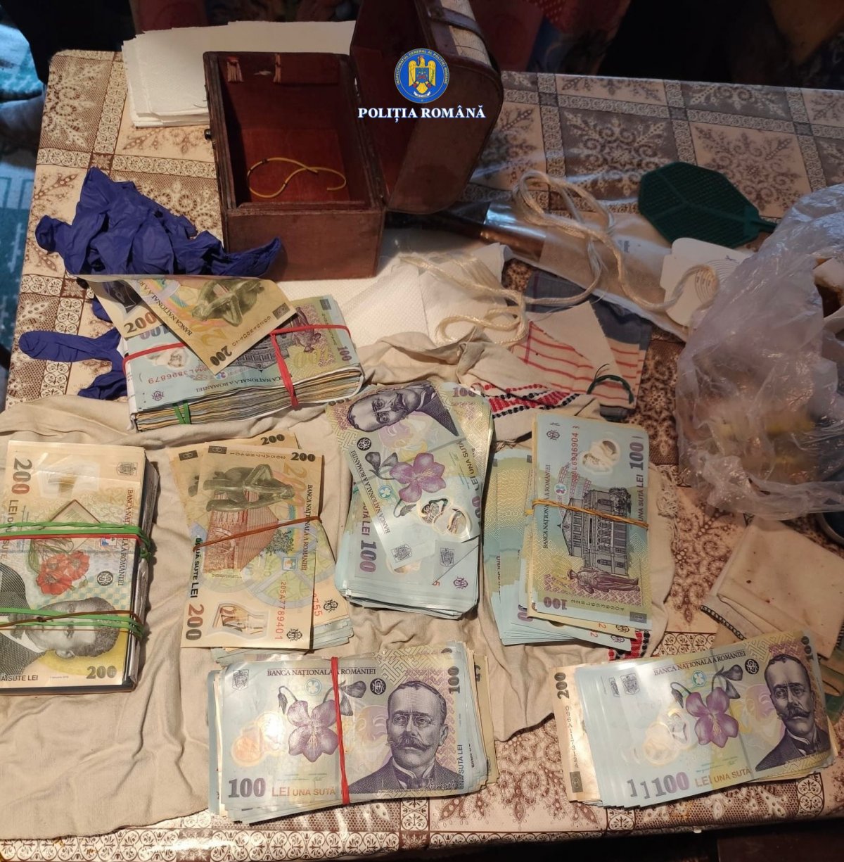 Percheziții la traficanți: aproape 5500 de pachete de țigări și sute de mii de lei găsite de polițiștii din municipiu și de la Pâncota (FOTO)