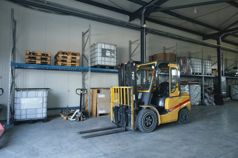 Depozite sub lupă: ITM a descins la firmele care se ocupă de curierat și manipulări; cât costă munca „la negru” costă per cap de persoană