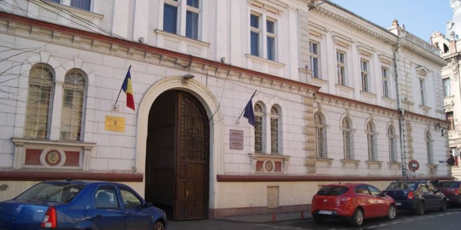 Polițist local trimis în judecată pentru purtare abuzivă; persoana pe care a lovit-o cu piciorul în sediul Poliției Locale a murit ulterior în urma loviturilor aplicate de un alt agent