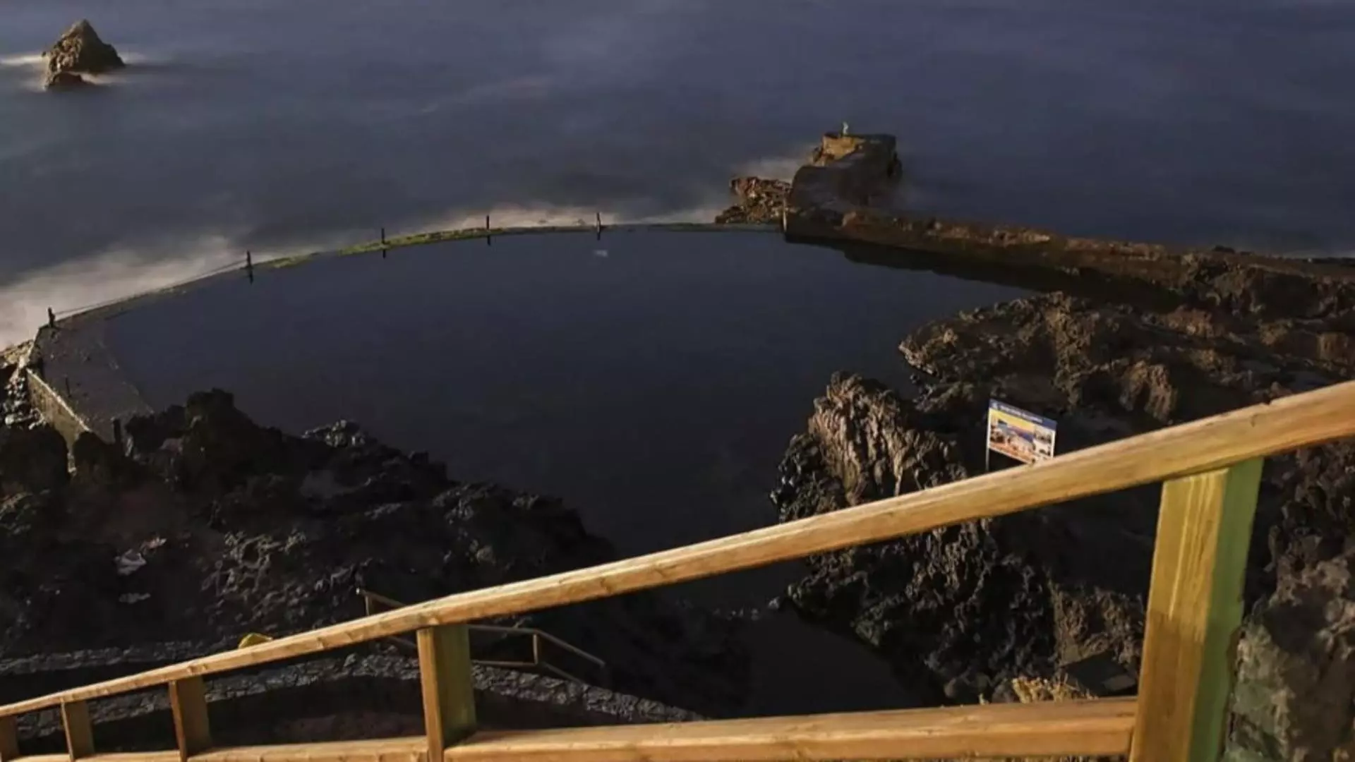 Doi români au murit în Tenerife, după ce un val uriaș i-a izbit de stânci și i-a tras în ocean