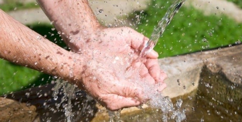 Atenție: Conectarea forajelor la instalațiile interioare poate contamina rețeaua publică de apă