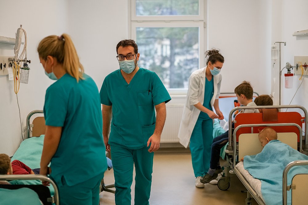 Val de îmbolnăviri la Arad: copii internați cu gripă, zeci de pacienți cu afecțiuni respiratorii